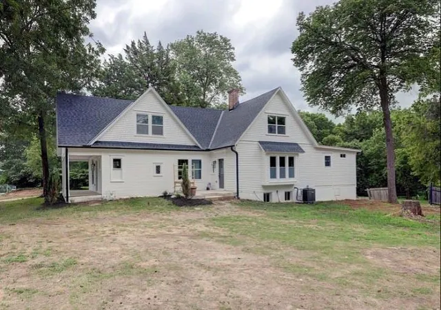 2nd image of 10015 Johnson Dr, Shawnee, KS 66203 | MLS# 2622553