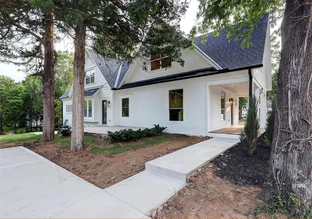 Photo 4 of Single family home for sale at 10015 Johnson Dr, Shawnee, KS 66203 | MLS# 2622553 | Listing updated on 2026-10-30