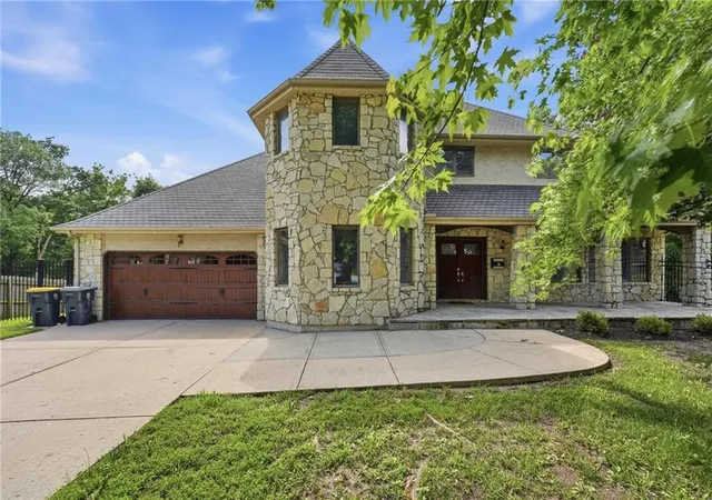 Photo 1 of Single family home for sale at 604 Nw 64th Street, Kansas City, MO 64118 | MLS# 2622560 | Listing updated on 2026-10-01