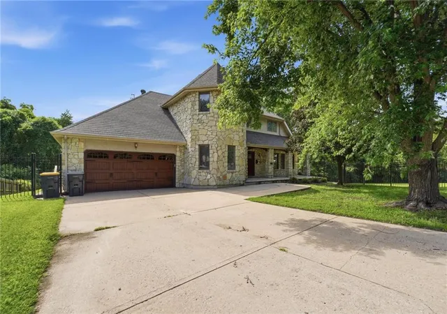 Photo 2 of Single family home for sale at 604 Nw 64th Street, Kansas City, MO 64118 | MLS# 2622560 | Listing updated on 2026-10-01