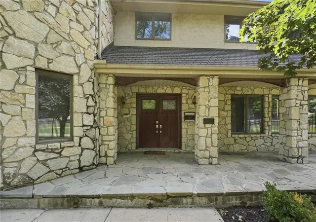 Photo 3 of Single family home for sale at 604 Nw 64th Street, Kansas City, MO 64118 | MLS# 2622560 | Listing updated on 2026-10-01