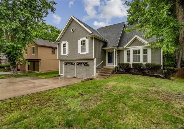 Homes for sale in Kansas City, MO | 8009 E 96th St, Kansas City, MO 64134 | MLS# 2622588