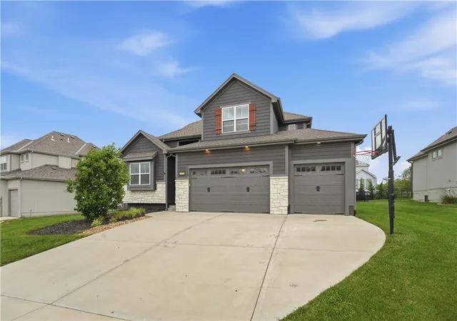 2nd image of 1712 Sw 27th St, Lees Summit, MO 64082 | MLS# 2622642