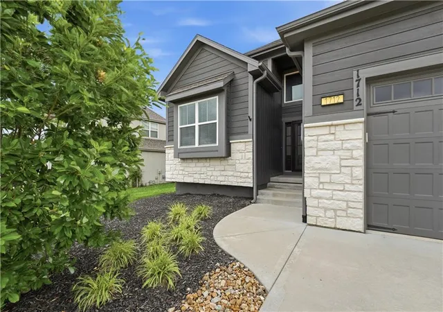 3rd image of 1712 Sw 27Th St, Lees Summit, MO 64082 | MLS# 2622642