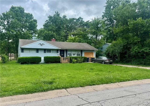 Homes for sale in Kansas City, MO | 7511 E 112th St, Kansas City, MO 64134 | MLS# 2622649