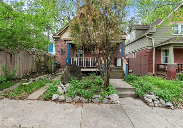 Homes for sale in Kansas City, MO | 715 E 43rd St, Kansas City, MO 64110 | MLS# 2622652
