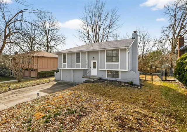1st image of 2916 Sweet Briar Dr, Independence, MO 64057 | MLS# 2622675