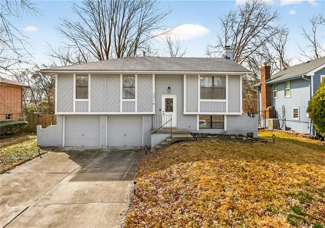 2nd image of 2916 Sweet Briar Dr, Independence, MO 64057 | MLS# 2622675