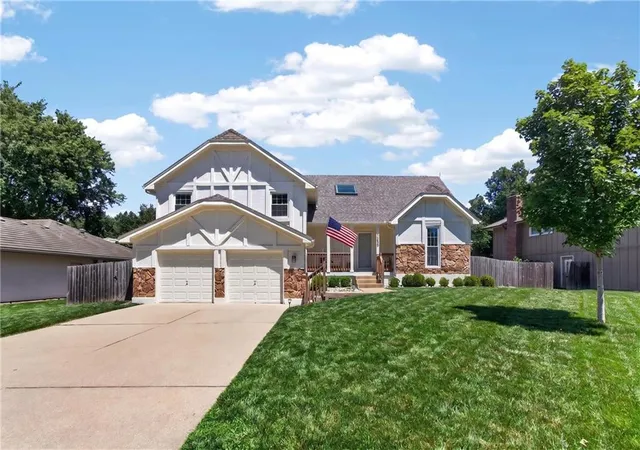 Homes for sale in Shawnee, KS | 12630 W 66th St, Shawnee, KS 66216 | MLS# 2622686