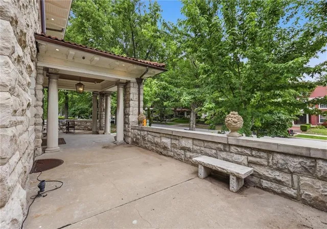 Photo 3 of Sale Pending at 444 Gladstone Blvd, Kansas City, MO 64124 | MLS# 2622703 | Listing updated on 2026-09-13