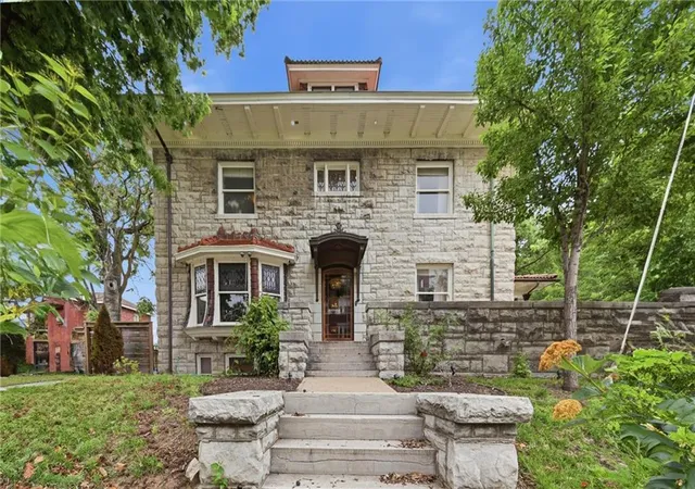 2nd image of 444 Gladstone Blvd, Kansas City, MO 64124 | MLS# 2622703