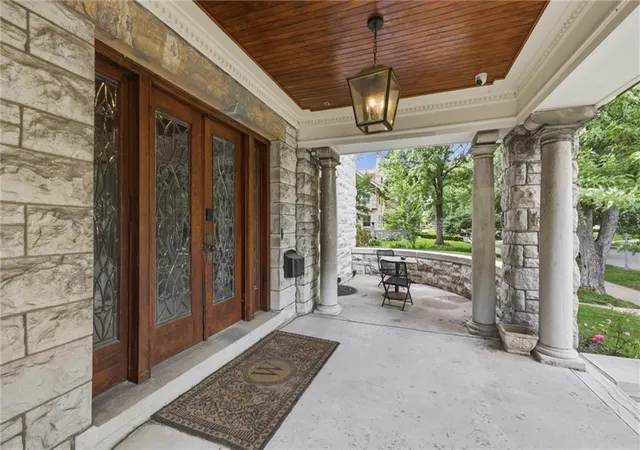 Photo 3 of Sale Pending at 444 Gladstone Blvd, Kansas City, MO 64124 | MLS# 2622703 | Listing updated on 2026-09-13