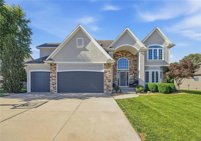 1st image of 1625 Ne Shadow Valley Dr, Lees Summit, MO 64064 | MLS# 2622757