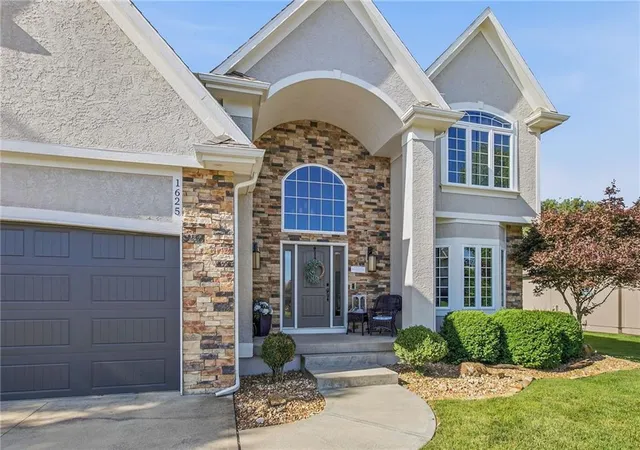 2nd image of 1625 Ne Shadow Valley Dr, Lees Summit, MO 64064 | MLS# 2622757