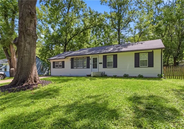 2nd image of 10515 Palmer Ave, Kansas City, MO 64134 | MLS# 2622762