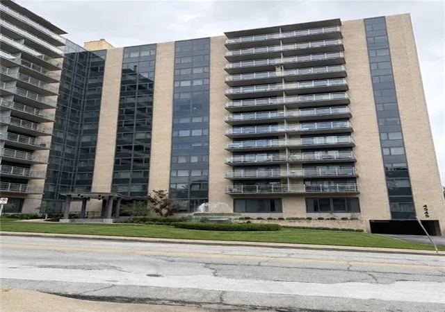 3rd image of 4545 Wornall Rd #807, Kansas City, MO 64111 | MLS# 2622790