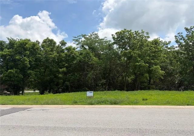 Homes for sale in Louisburg, KS | 1213 Neil Dr, Louisburg, KS 66053 | MLS# 2622826