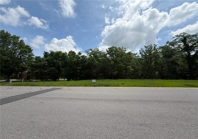 Homes for sale in Louisburg, KS | 1213 Neil Dr, Louisburg, KS 66053 | MLS# 2622826