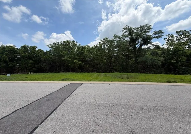 Homes for sale in Louisburg, KS | 1219 Neil Dr, Louisburg, KS 66053 | MLS# 2622828
