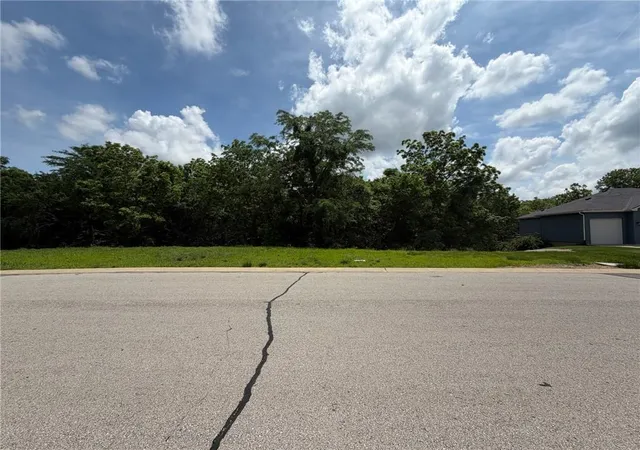 Homes for sale in Louisburg, KS | 1225 Neil Dr, Louisburg, KS 66053 | MLS# 2622830