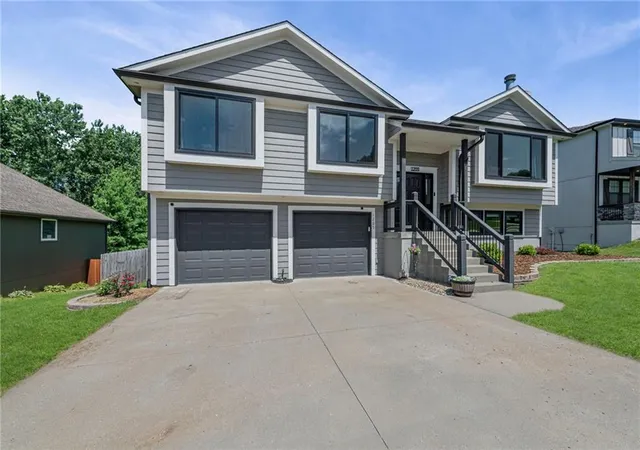 Homes for sale in Pleasant Hill, MO | 1205 Ridge Tree Ln, Pleasant Hill, MO 64080 | MLS# 2622834