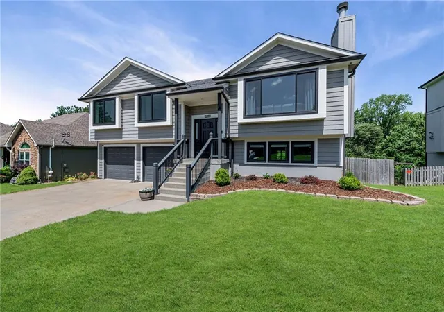 Homes for sale in Pleasant Hill, MO | 1205 Ridge Tree Ln, Pleasant Hill, MO 64080 | MLS# 2622834