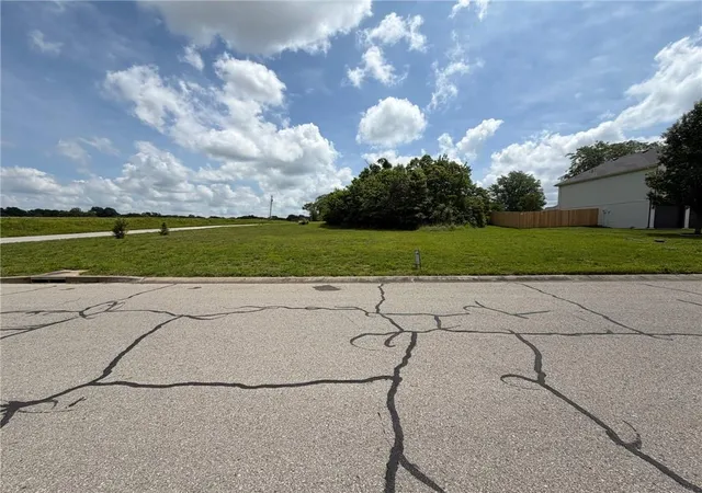 Homes for sale in Louisburg, KS | 921 Sutherland Dr, Louisburg, KS 66053 | MLS# 2622848