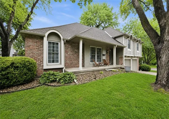 2nd image of 6300 W 101 Ter, Overland Park, KS 66212 | MLS# 2622867