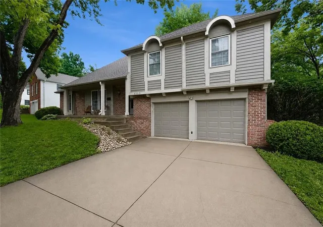 3rd image of 6300 W 101 Ter, Overland Park, KS 66212 | MLS# 2622867