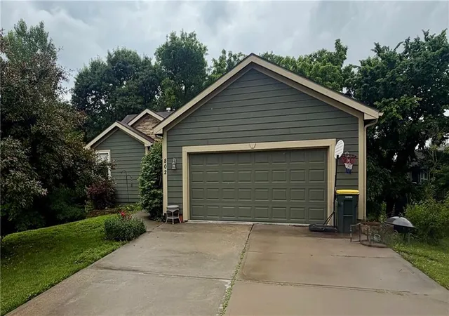 Homes for sale in Lansing, KS | 802 Hithergreen Ct, Lansing, KS 66043 | MLS# 2622983