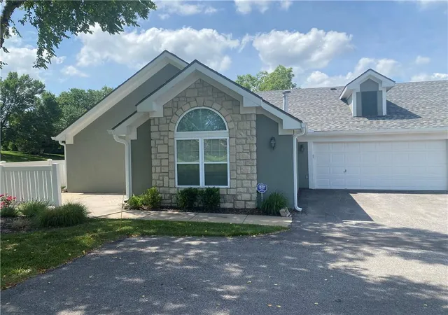 Homes for sale in Shawnee, KS | 7213 Meadow View St, Shawnee, KS 66227 | MLS# 2623017