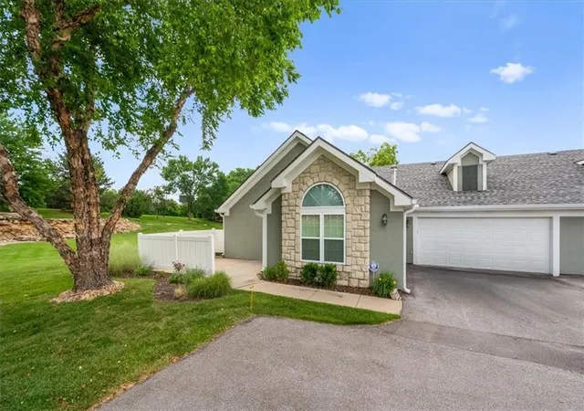 Homes for sale in Shawnee, KS | 7213 Meadow View St, Shawnee, KS 66227 | MLS# 2623017
