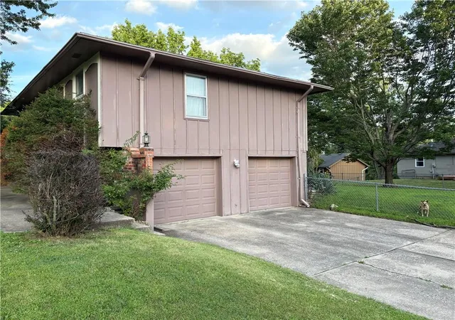 Homes for sale in Blue Springs, MO | 1404 Nw Sandalwood Ct, Blue Springs, MO 64015 | MLS# 2623025