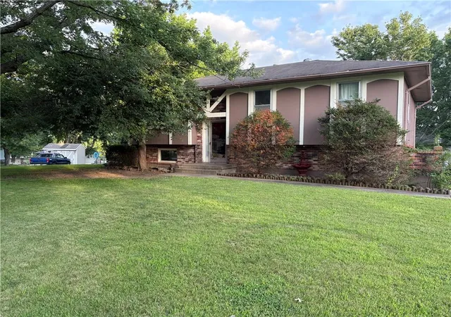 Homes for sale in Blue Springs, MO | 1404 Nw Sandalwood Ct, Blue Springs, MO 64015 | MLS# 2623025