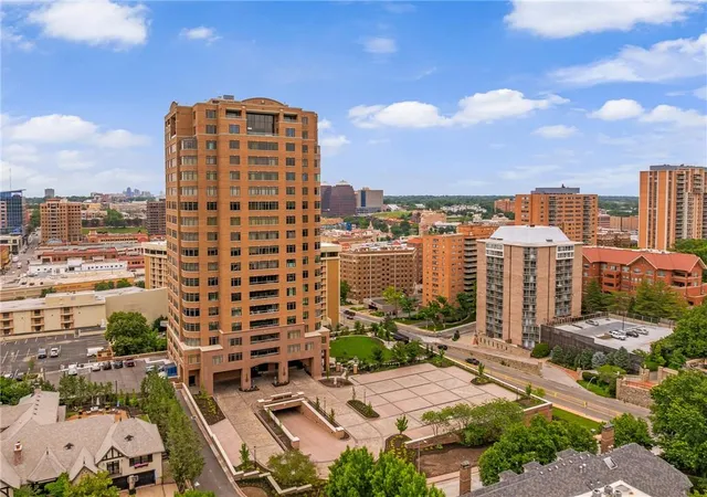 2nd image of 400 W 49th Ter #2032, Kansas City, MO 64112 | MLS# 2623042
