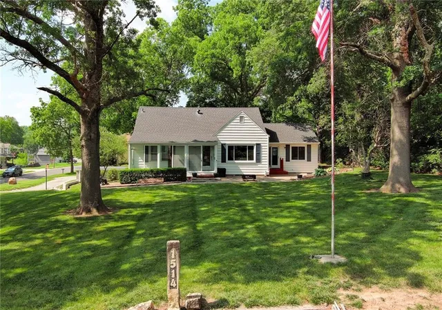 Homes for sale in Leavenworth, KS | 1514 Vilas St, Leavenworth, KS 66048 | MLS# 2623045