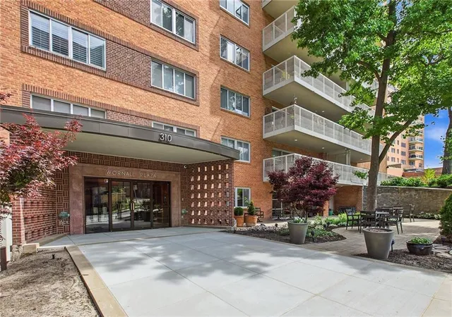 2nd image of 310 W 49Th St, Kansas City, MO 64112
