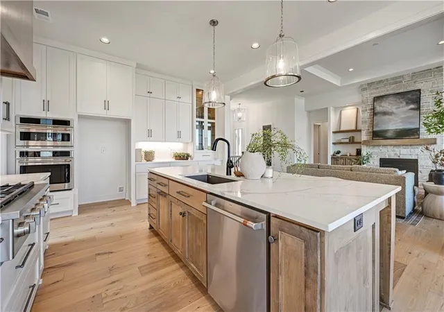 Photo 2 of Sale Pending at 17029 Parkhill St, Overland Park, KS 66221 | MLS# 2623072 | Listing updated on 2026-06-03
