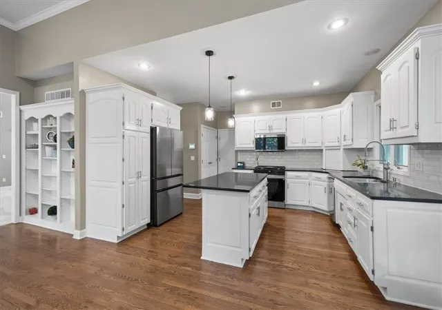 Photo 2 of Single family home for sale at 5812 Nw Hickory Pl, Parkville, MO 64152 | MLS# 2623081 | Listing updated on 2026-10-04
