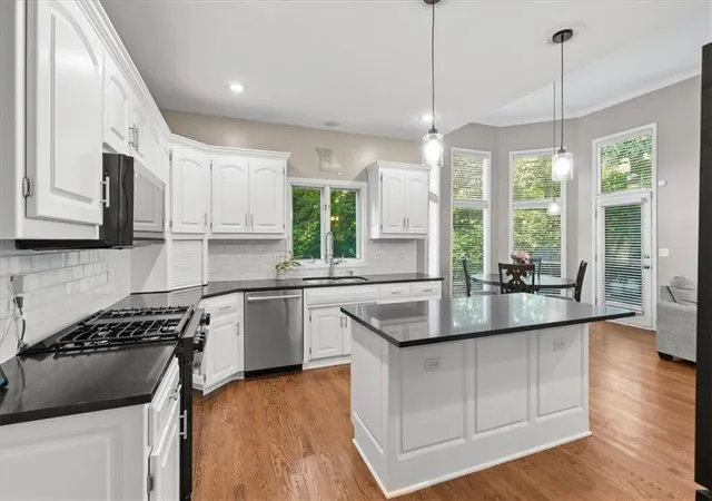 Photo 3 of Single family home for sale at 5812 Nw Hickory Pl, Parkville, MO 64152 | MLS# 2623081 | Listing updated on 2026-10-04