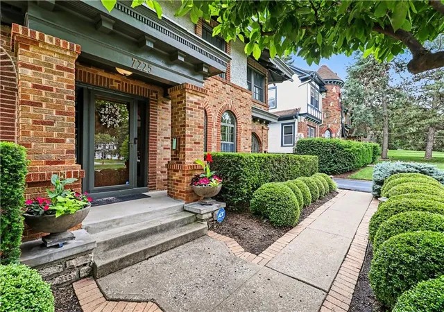 3rd image of 7225 Ward Pkwy, Kansas City, MO 64114 | MLS# 2623100