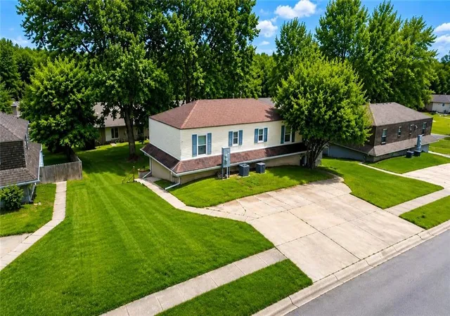 Homes for sale in Lee's Summit, MO | 717 Ne Ball Dr, Lee's Summit, MO 64086 | MLS# 2623102