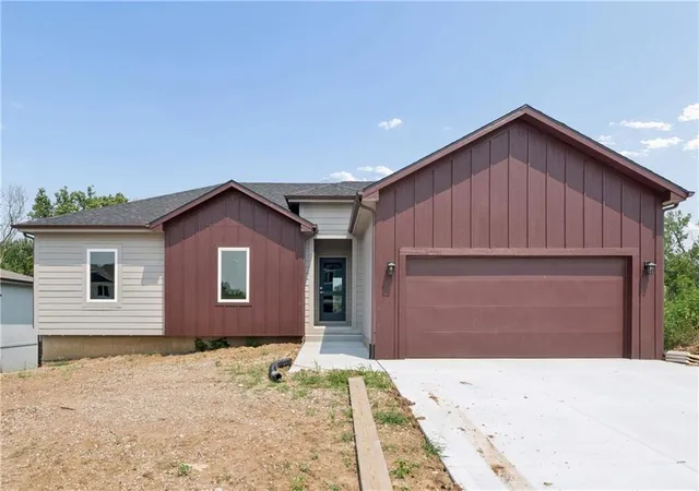 Photo 1 of Single family home for sale at 612 Se 21st Street, Oak Grove, MO 64075 | MLS# 2623103 | Listing updated on 2026-08-30