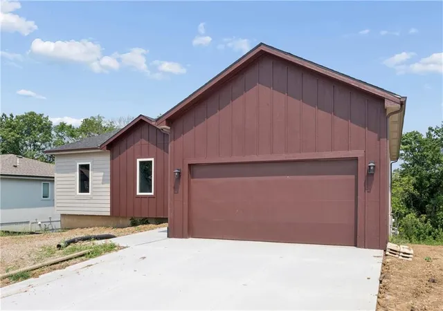 Photo 3 of Single family home for sale at 612 Se 21st Street, Oak Grove, MO 64075 | MLS# 2623103 | Listing updated on 2026-08-30