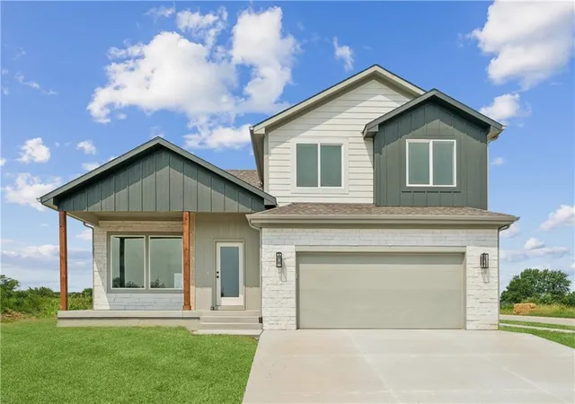 Photo 1 of Single family home for sale at 2200 Se Oak Ridge Dr, Oak Grove, MO 64075 | MLS# 2623111 | Listing updated on 2026-08-30