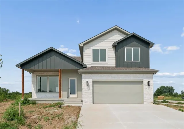 Photo 2 of Single family home for sale at 2200 Se Oak Ridge Dr, Oak Grove, MO 64075 | MLS# 2623111 | Listing updated on 2026-08-30
