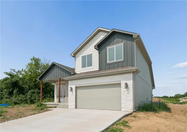 Photo 3 of Single family home for sale at 2200 SE Oak Ridge Dr, Oak Grove, MO 64075 | MLS# 2623111 | Listing updated on 2026-08-30