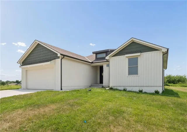 Photo 3 of Single family home for sale at 701 Se 21st Street, Oak Grove, MO 64075 | MLS# 2623115 | Listing updated on 2026-08-30