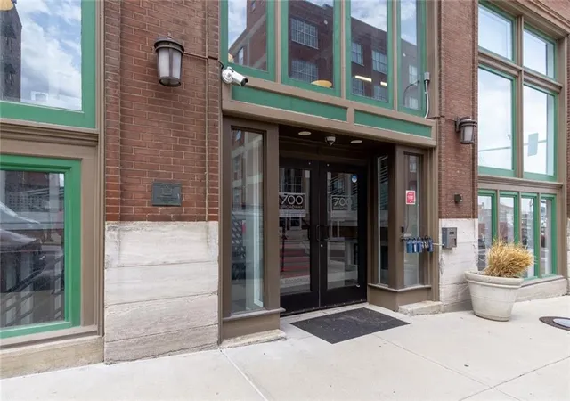 2nd image of 700 Broadway Blvd, Kansas City, MO 64105