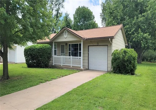 Homes for sale in Iola, KS | 414 Kansas Dr, Iola, KS 66749 | MLS# 2623129
